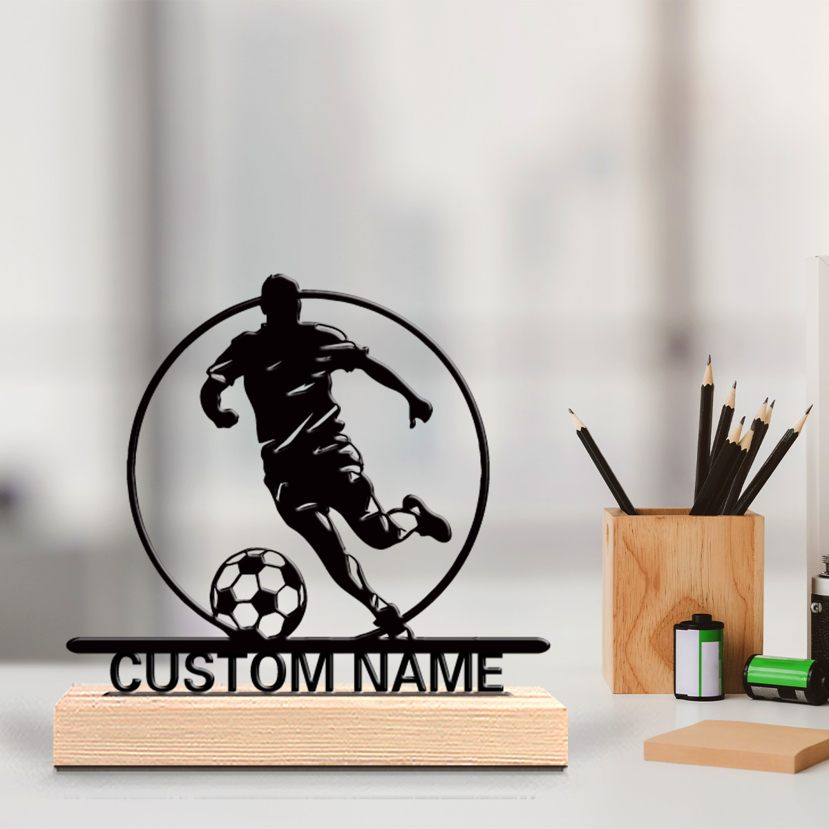 Office Furniture And Design - Metalowa statuetka piłkarza z imieniem, drewniana